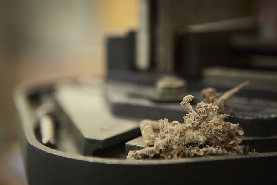 Feine Hornspäne liegen auf einer Maschine in der Werkstatt